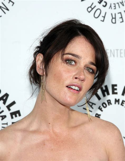 Since then she has stripped down for numerous roles and shows her sexy side in the hit TV series The Mentalist. . Robin tunney nuda